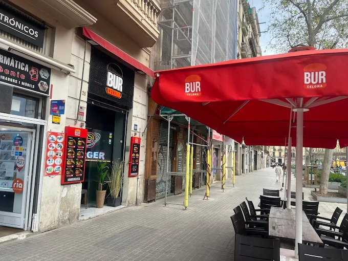 BURCELONA — fachada y terraza de hamburguesería casera en Barcelona