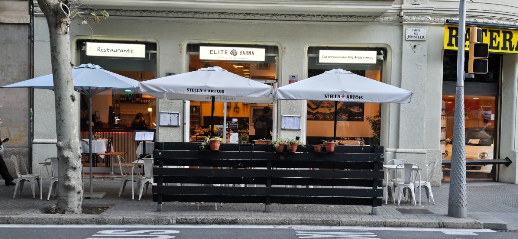 Elite Barna — fachada y terraza en Carrer del Rosselló, Barcelona
